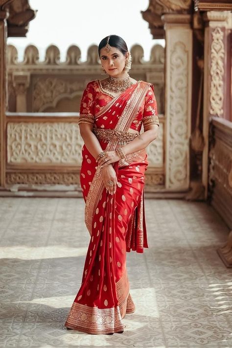 Sure, draping a saree is a huge task...but trying out experimental saree draping styles can prove to be a lot of fun! Here are some for your Sangeet or Cocktail parties. Banaras Saree Blouse Designs Latest, South Indian Bride Jewellery, Red Blouse Design, South Indian Bride Saree, Draping Styles, Lehenga Style Saree, Blouse Designs High Neck, Simple Saree Designs, Bridal Sarees South Indian