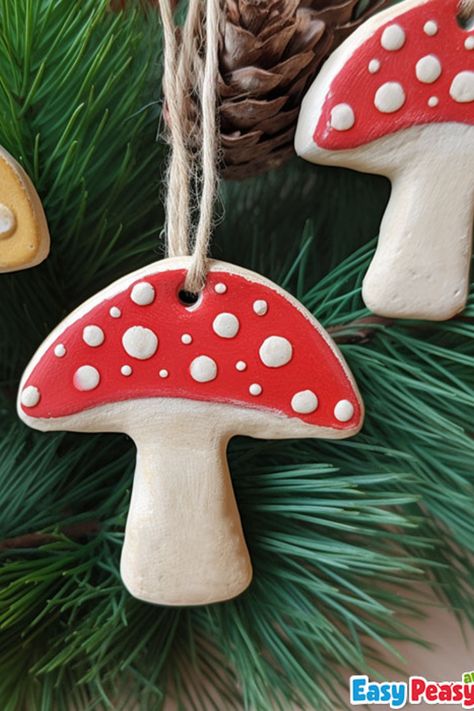 Salt Dough Pottery, Salt Dough Cookie Ornaments, Salt Dough Xmas Decorations, Handmade Mushroom Ornaments, Mushroom Tree Ornaments, Diy Winter Ornaments, Salt Dough Mushrooms, Saltdough Tree Decorations Kids, Mushroom Christmas Ornaments Diy