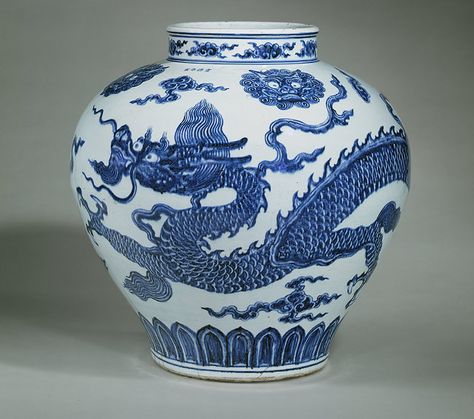 Jar, Ming Dynasty Porcelain Vase, Xuande mark and period (1426–1435). China (Met Museum)  Porcelain painted in underglaze blue Ming Dynasty Art, Blue And White Vase, Chinese Vase, Chinese Pottery, White Vase, White Pottery, Nanjing, Porcelain Blue, Blue And White China