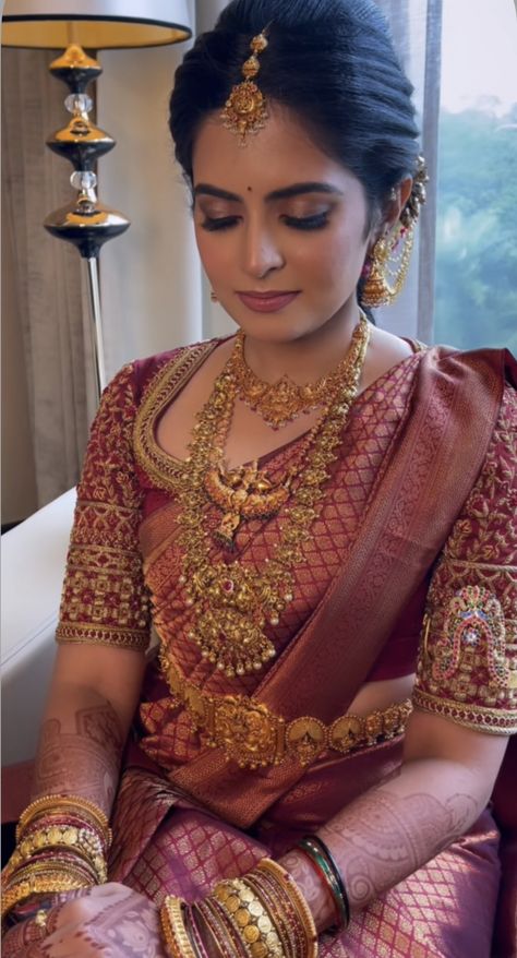 Maroon Muhurtham Saree, Latest South Indian Bride Look, Maroon Wedding Saree South Indian, South Indian Muhurtham Look, South Indian Bride Makeup Wedding, Bridal Reception Hairstyle For Lehenga, Self Saree Blouse Designs Latest, South Indian Look For Wedding, Red Wedding Saree South Indian