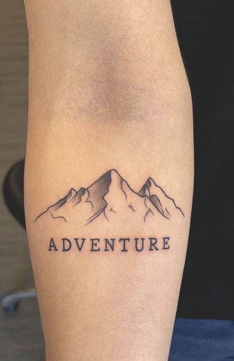 The 90 Most Popular Symbols For Travel Tattoos | Unique & Cute Travel Tattoo Ideas Moutain Tattoos, Small Nature Tattoo, Small Mountain Tattoo, Mountain Tattoo Simple, Adventure Tattoo, Pola Tato, Simple Tattoos For Guys, Cool Wrist Tattoos, Hiking Tattoo