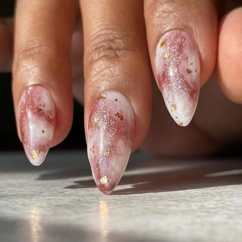 Short Stiletto Nails Are About to Take Over 2023 Short Stiletto Nails, Rose Gold Nails Glitter, Grey Matte Nails, Gold Accent Nail, Rose Gold Nail, Rose Gold Nail Art, Blush Pink Nails, Rose Gold Nails Design, Stiletto Nails Short