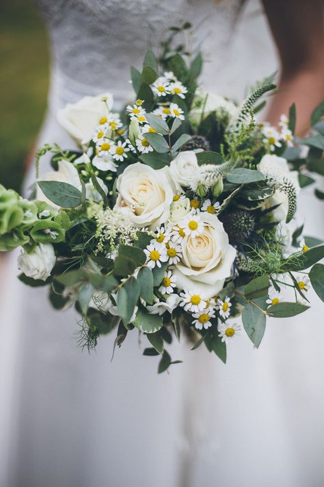 Bridal Bouquets With Daisies, Daisy Fall Bouquet, Rustic Daisy Bouquet, Wedding Bouquet Foliage, White Rose Daisy Bouquet, Sunflower In Wedding Bouquet, Daisy Wedding Bouquet Blue, Daisy Flower Bouquet Wedding, Simple Rustic Bridal Bouquet