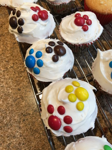 Easy Dog Themed Cupcakes, Dog Paw Cupcakes, Dog Theme Dessert, Dog Cupcakes For Kids, Puppy Cupcakes For Kids, Dog Quinceanera, Dog Cupcakes Decoration, Dog Themed Cupcakes, Puppy Dog Cupcakes