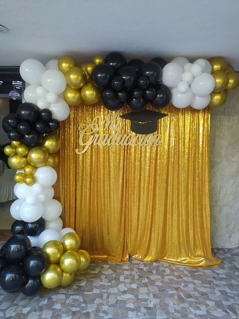 Simple Grad Decor, Simple Graduation Backdrop Ideas, Simple Graduation Decor, Backdrop Graduation Ideas, Graduation Backdrop Ideas High Schools, Work Party Decor, Photo Backdrop Graduation Party, Graduation Arch Ideas, High School Graduation Decoration Ideas