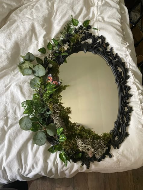 Painting Flowers On Mirrors, Mirror With Leaves, Fairycore House Decor, Moon Diy Decor, Fairycore Mirror, Refurbished Mirror Ideas, Earthy Mirror, Flower Wall Room, Mirror In Forest