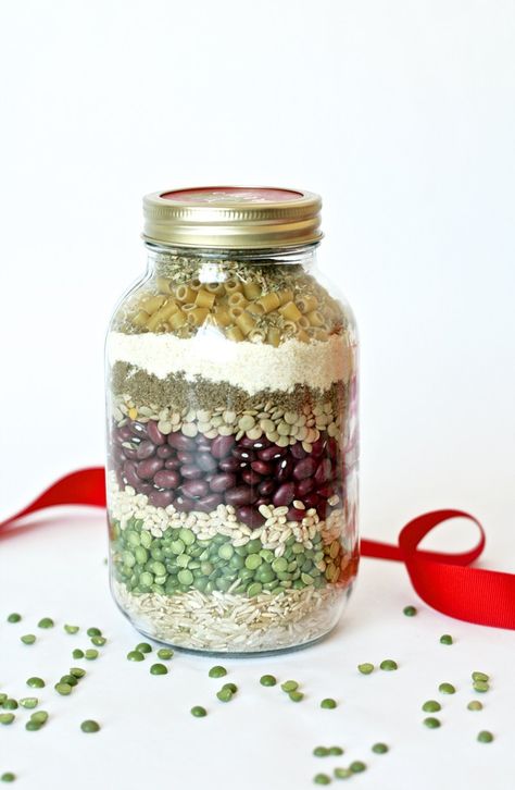 Happy Holidays: Merry Minestrone Christmas Soup in a Jar - Tatertots and Jello Just Add Water Soup In A Jar, Mason Jar Soup, Mason Jar Mixes, Christmas Soup, Dry Soup Mix, Jar Meals, Soup Starter, Soup In A Jar, Jar Food