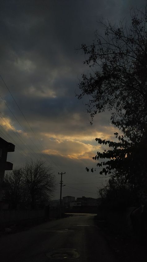 Koyu gökyüzü bulutlar Bad Sky Pictures, Dark Sky Pics, Jaylah Core, Dark Sky Pictures, Sky Pictures Clouds, Dark Sky Aesthetic, Asethic Pictures, Beautiful Sky Pictures, Deep Wallpaper