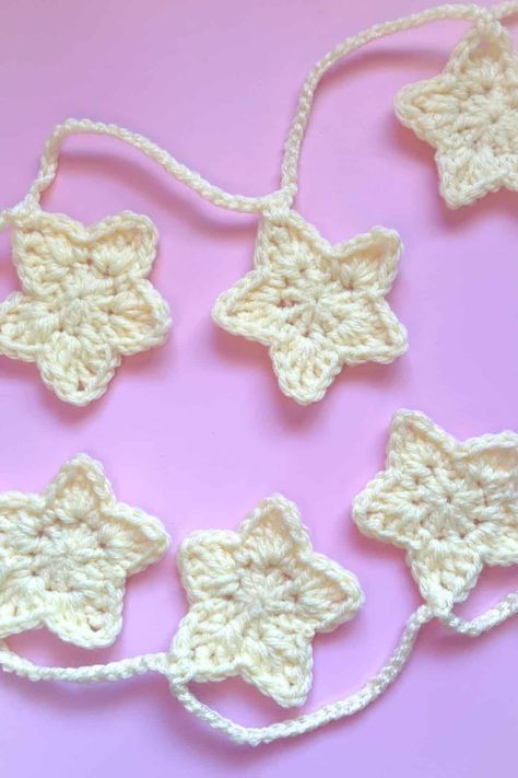 Crochet Star Garland Pattern - thecaffeinatedsnail.com Crochet Circle Garland, Crochet Pattern Curtain, Cat Garland Crochet, Crochet Garland Patterns Free, Simple Crochet Star, Crochet Star Decoration, Star Garland Crochet Pattern, Crochet Inspo Decor, Knitting Stars Pattern