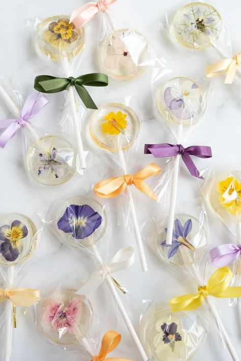 10 Mini Edible Flower Lollipops - Etsy Lollipops Aesthetic, Flower Lollipops, Gourmet Lollipops, Flower Candy, Event Favors, Floral Party, How To Store, Edible Flowers, One Month