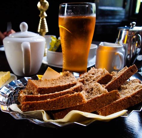 Huhot Recipe, Irish Brown Bread Recipe, Brown Bread Recipe, Scones Easy, Brown Bread, Loaf Recipes, Soda Bread, Quick Oats, Irish Recipes