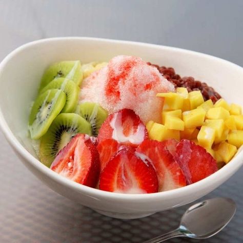 Bingsu Recipe, Korean Shaved Ice, Shaved Ice Dessert, Korean Breakfast, Chopped Fruit, Red Korean, Ice Dessert, Milk Fruit, Fruit Syrup