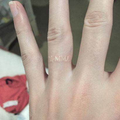 White Finger Tattoos, Wedding Band Tattoo, Tattoo Band, Tattoo Finger, Tattoos Infinity, Wedding Ring Tattoo, Tattoo Wedding Rings, Date Tattoos, Ring Finger Tattoos