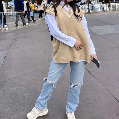 #disneyootd #disneystyle #disneyfashion #ootd Outfits To Wear To Disney, Sweater Vest Oversized, V Neck Sweater Vest, Loose Knit, Knit Tops, Cute Outfit, Sleeveless Sweater, Disney Style, V Neck Sweater