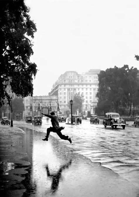 50 Great Black and White Photographs from the Masters of Photography- Part 3 — Steemit Man Jumping, Hyde Park London, 16x20 Poster, Old Photography, Belem, Foto Vintage, Old London, Hyde Park, A Rainy Day