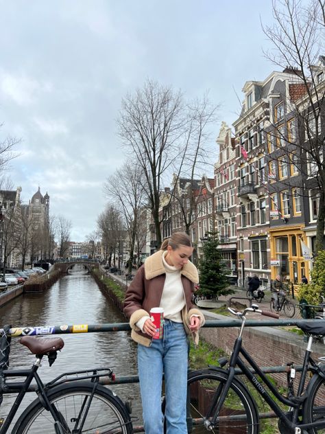 Poses In Amsterdam, Amsterdam January Outfit, Amsterdam Photoshoot Ideas, Photos In Amsterdam, Amsterdam Outfit March, Amsterdam Pictures Ideas, Amsterdam Instagram Pictures, Amsterdam Aesthetic Outfit, Netherlands Outfits