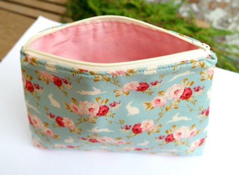 lined zippered pouch flat bottom tutorial how to Diy Small Bag, Zip Pouch Tutorial, Zipper Pouch Tutorial, Fabric Sewing Patterns, Pouch Tutorial, Flat Pouch, Pouch Pattern, Zippered Pouch, Bag Patterns To Sew