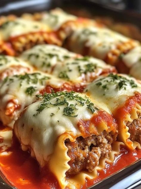 Authentic Italian Christmas Dinner, Homemade Italian Recipes, Real Italian Recipes, Traditional Italian Food, Authentic Italian Recipes, Healthy Italian Recipes, Italian Cuisine Recipe, Italian Food Recipes, Baked Lasagna