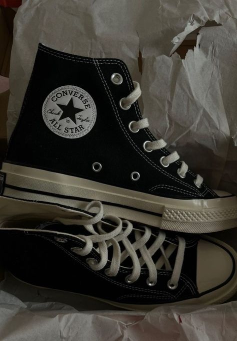 Spotify Music Aesthetic, Converse Outfit Aesthetic, All Star Aesthetic, Chuck Taylors Converse, Converse Shoes Black, Aesthetic Converse, Converse Aesthetic, Black Chuck Taylors, Black And White Converse