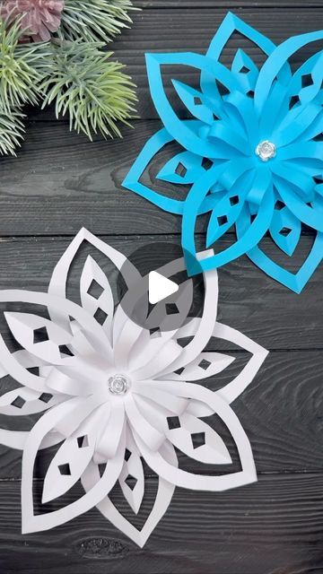 Easy Paper Snowflakes, Diy Snowflake Decorations, Snowflakes Paper, Paper Snowflakes Diy, Cross Christmas Tree, Paper Christmas Decorations, Studio Diy, Paper Craft Tutorials, Snowflake Decorations