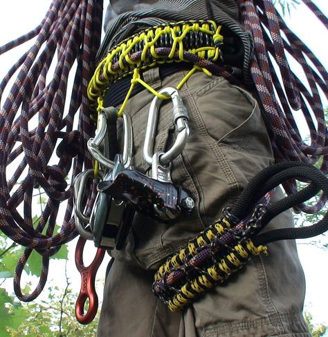 This is a DIY harness for climbing from paracord and a climbing rope. &amp;amp;amp;amp;amp;amp;amp;amp;amp;amp;amp;amp;amp;amp;amp;amp;amp;amp;amp;amp;amp;amp;amp;amp;amp;amp;amp;amp;amp;amp;amp;amp;lt;br&amp;amp;amp;amp;amp;amp;amp;amp;amp;amp;amp;amp;amp;amp;amp;amp;amp;amp;amp;amp;amp;amp;amp;amp;amp;amp;amp;amp;amp;amp;amp;amp;gt; You can made a simple harness from a single 4-5 m (13-16 feet) climbing rope as You may see in this tutorial but it's pretty uncomfortable. In this tut... Diy Harness, Climbing Aesthetic, Paracord Projects Diy, Survival Knots, Knots Guide, Climbing Harness, Paracord Diy, Tactical Gear Loadout, Survival Equipment