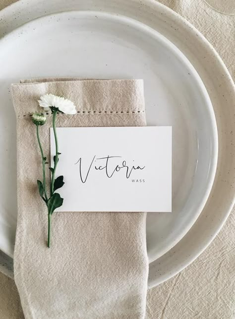 Flat Place Cards Wedding, Name Plate Wedding Place Settings, Guest Table Name Cards, Wedding Place Mats Ideas, Wedding Plate Name Card, Easy Wedding Place Cards, Simple Name Cards Wedding, Place Setting Wedding No Plate, Name Tag Table Setting