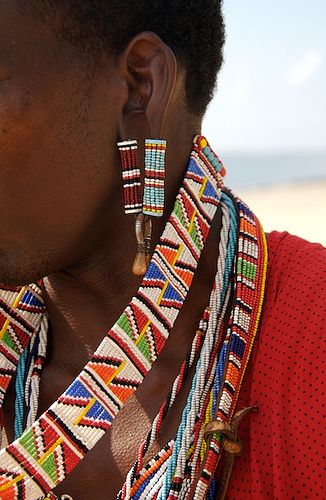 Masai - Lamu is an island off the north coast of Kenya, its an old Swahili trading station, very muslim, and the Masai dont naturally belong there, they only come for the tourists. Love the beadwork though. Masai Tribe, Colorful Necklaces, Costume Africain, Afrikaanse Kunst, African People, Art Africain, African Pattern, Maasai, North Coast