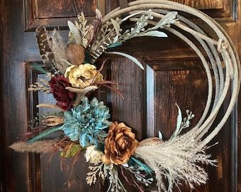 Christmas Western Rope Wreath, Fall Lariat Rope Wreaths, Deer Antler Wreath Christmas, Old Rope Wreath, Rope Wreaths Diy, Diy Lasso Wreath, Lasso Rope Decor, Lasso Wreath Rustic, Western Wreaths For Front Door Rustic