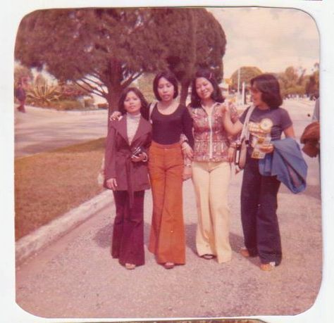 https://flic.kr/p/9FYdKe | bellbottoms | mom was quite a stylish girl Vst & Company, Filipino Retro Outfits, 70s Filipino Fashion, Southeast Asia Fashion, Women’s 70s Fashion, 70s People, 70’s Aesthetic, Filipino Fashion, 90s Fashion Women