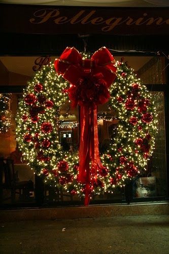 The Best DIY and Decor Place For You: Christmas Wreath This is beautiful because there are so many lights. Holiday Lights Display, Noel Christmas, Christmas Love, Christmas Aesthetic, Holiday Lights, Christmas Deco, Christmas Joy, Outdoor Christmas, Christmas Magic