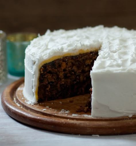 Mary Berry’s been making her Christmas cake recipe for as long as Paul Hollywood’s been alive. She knows what she’s talking about. Royal Icing Christmas Cake, Christmas Cake Recipe Traditional, Jul Kaka, Traditional Christmas Cake, Christmas Cake Recipe, Mary Berry Recipe, Paul Hollywood, Christmas Cake Recipes, Xmas Cake