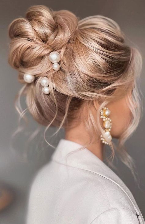 Wedding Hair Up, Up Dos For Medium Hair, Homecoming Hair Down, Hoco Makeup, Cute Hairstyles For Medium Hair, Wedding Hair Inspiration, Makeup Homecoming, Updo Hairstyles, Wedding Hairstyles For Long Hair