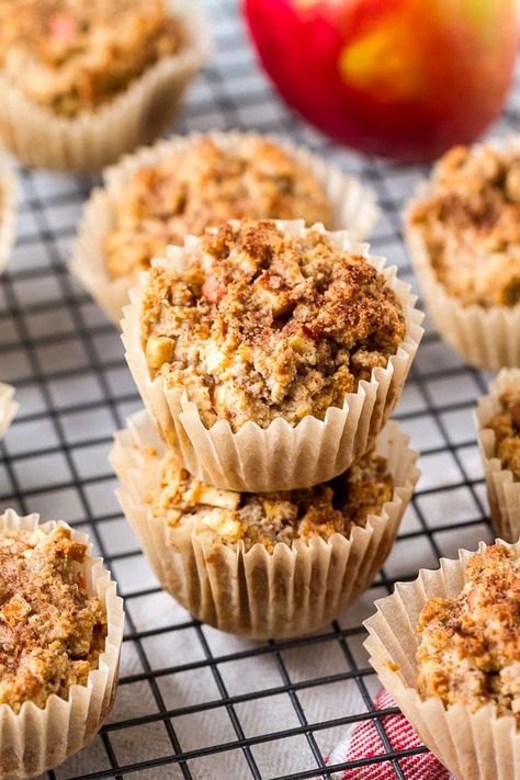 ￼Moist and tender, these Apple Cinnamon Muffins are made with almond flour, oats and naturally sweetened with pure maple syrup! Recipe is vegan, gluten free and so easy to make. Perfect light breakfast or snack. Vegan Apple Muffins, Healthy Apple Cinnamon Muffins, Apple Oat Muffins, Apple Cinnamon Muffins Recipe, Apple Muffins Healthy, Muffins Gluten Free, Apple Muffin Recipes, Almond Flour Muffins, Almond Muffins