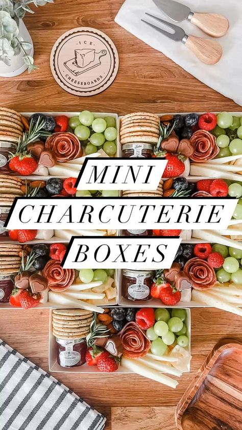 Small Party Platter Ideas, Individual Mini Charcuterie Box Ideas, Charcuterie Box Individual, Individual Snack Board, How To Make A Mini Charcuterie Board, Charcuterie Boxes Wedding, To Go Charcuterie Board Ideas, Individual Charcuterie Board Ideas To Go, Mobile Charcuterie Board