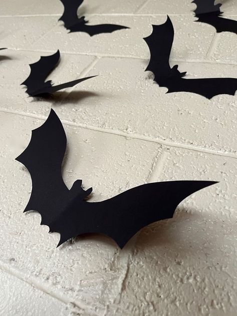 Paper Bats Front Door, Homemade Bat Decoration, Cardstock Halloween Decorations, Diy 3d Bats For Halloween, Hanging Bats Diy, Diy Bats Halloween, Construction Paper Bats Halloween Crafts, Diy Bat Wall Decor, Diy Bat Cutouts