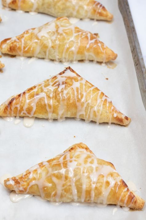 Easy Apple Turnovers, Snickers Pie, Apple Turnover Recipe, Pillsbury Pie Crust, Honey Crisp, Turnover Recipes, Apple Puff Pastry, Apples Cinnamon, Apple Turnovers