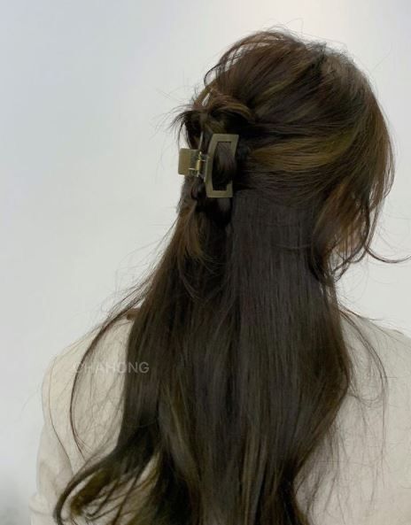 Updo korean hairstyle claw clip half up half down messy natural Half Updo Hairstyles, Hair Half Up Half Down, Hair Half Up, Half Up Half Down Hairstyles, Clip Hairstyles, Hair Stylies, Work Hairstyles, Hairstyles Short Hair, 짧은 머리