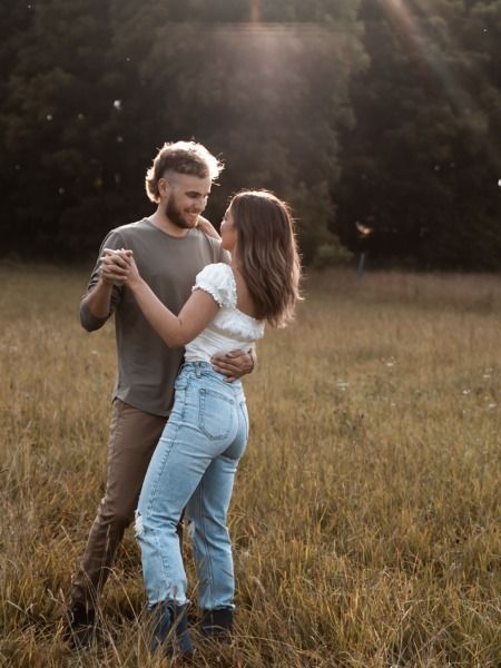 These tips will help you and your partner nail your engagement photography session so you have lasting photos that you’ll cherish for years to come. | Engagement | Engagement photography | Country Roads Engagement | Engagement Photography Tips | Ontario Wedding Photographer. By Wild Peach Photography. 6 Family Member Photos, Engagement Photo Nails Fall, Engagement Poses For Couple Outdoor, Grassy Engagement Pictures, Nature Engagement Pictures, Late Fall Engagement Photos, Engagement Pics Poses, Outdoor Engagement Photos Outfits Spring, Engagement Outdoor Photoshoot