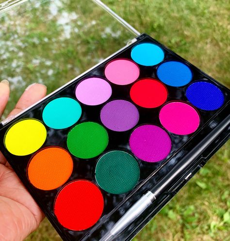 This 15 color palette has neon and matte colors combined. Water Activated Eyeliner, Eyeliner Palette, Shimmer Lip Gloss, Makeup Nails Designs, Matte Colors, Kiss Beauty, Beauty Lash, Color Water, Pigment Eyeshadow