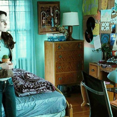 Bella Swan Aesthetic, Bella Swan, Breaking Dawn, Old Soul, The Twilight Saga, Twilight Saga, Bedroom Aesthetic, Room Ideas Bedroom, Cork Board