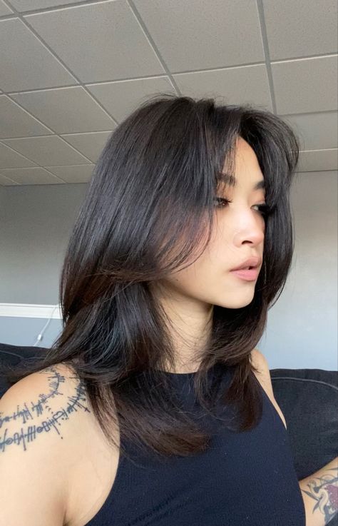 Medium Length Hairstyles Round Face, Short Black Hair With Side Bangs, Medium Length Hair With Curtain Bangs Asian, Layers For Asian Hair, Short Hair Layers Hairstyles, Asain Hairstyle For Women Medium, Haircuts For Sharp Jawline, Asians With Short Hair, Medium Length Haircut With Layers Asian