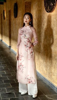 Traditional Vietnamese Clothing, Worst Outfits, Vietnam Clothes, Modern Ao Dai, Chinese Clothing Traditional, Chinese Fancy Dress, Vietnamese Clothing, Asian Style Dress, Vietnam Dress