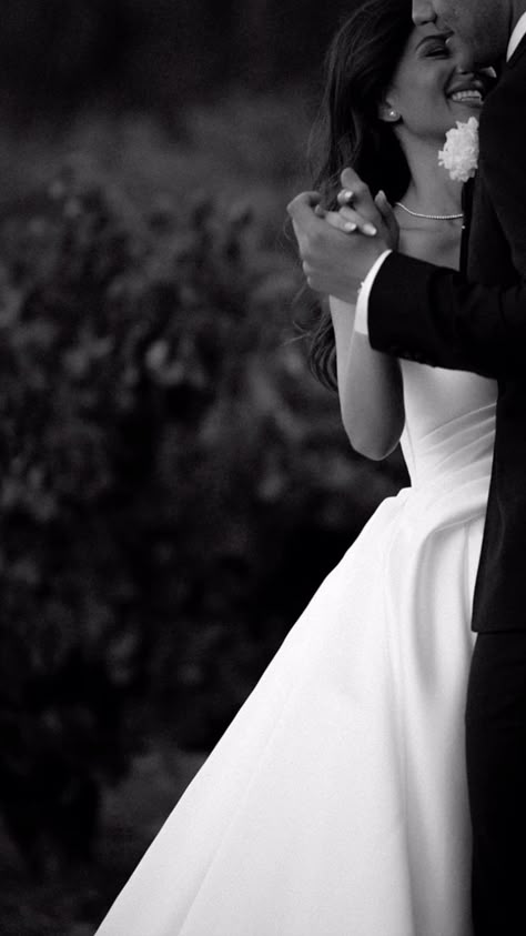 Groom Photoshoot, Wedding Portrait Poses, Bride Groom Photos, Wedding Picture Poses, Romantic Wedding Photos, Wedding Photography Styles, Bridal Photoshoot, Wedding Photo Inspo, Wedding Photos Poses