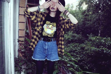 Alternative style Styl Indie, Outfit Con Camisa, Alternative Fashion Punk, Teresa Oman, Styl Grunge, Shorts And Tights, Yellow Plaid Shirt, Grunge Shorts, Grunge Flannel