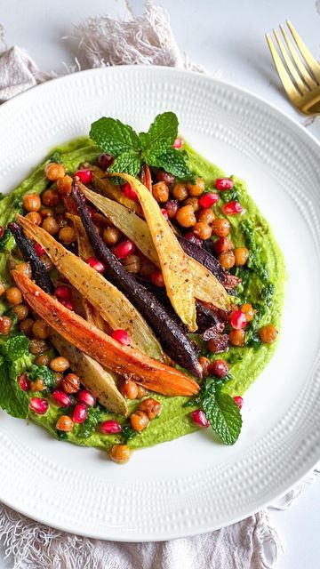 Zuliya Khawaja | NaturallyZuzu on Instagram: "Oven Roasted Rainbow Carrots and crispy chickpeas with herbed hummus and gremolata 🌱🥕 This recipe is so good! I roasted the carrots and chickpeas in Moroccan spices from @healthyonyou and served it with creamy homemade herb hummus, and drizzled it with freshly made gremolata. This dish could be served as a starter or even as a main course. I hope you will give it a try. Ingredients: Handful of rainbow carrots sliced in half 2 cans of (15oz) chickp Herb Hummus, Carrots And Chickpeas, Roasted Rainbow Carrots, Moroccan Spices, Rainbow Carrots, Vegan Chef, Crispy Chickpeas, Carrot Recipes, Multigrain