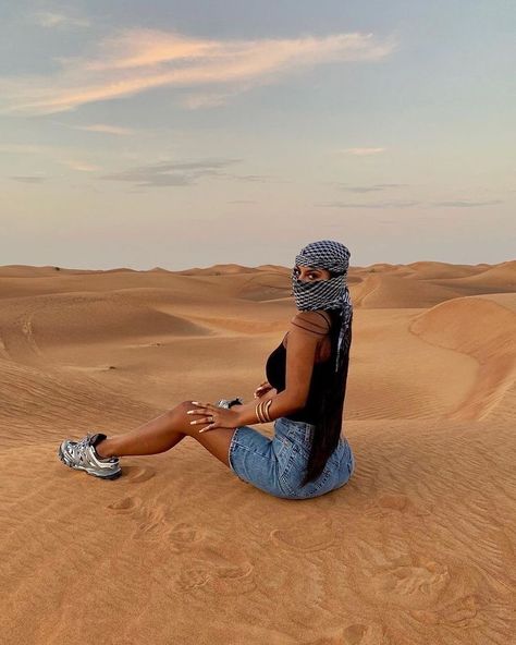 Desert Pictures Photography, Desert Aesthetic Outfit, Dessert Outfit, Dubai Outfits Ideas, Egypt Outfits, Dubai Outfit, Desert Outfit, Dubai Outfits, Dubai Vacation