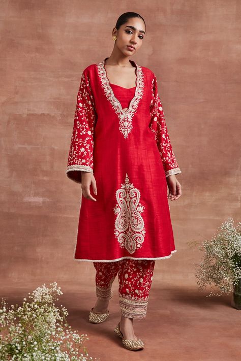 Buy Red Raw Silk Embroidery Kashmiri Thread Scallop V Neck Naysa Paisley Kurta Set For Women by Sue Mue Online at Aza Fashions. Karwachauth Dress Ideas 2024, Heavy Work Suits Designs, Heavy Embroidery Suits Design, Pakistani Salwar Designs, Kashmiri Embroidery Suits, Kurta Embroidery Design, Red Pakistani Suit, Punjabi Embroidery, Raw Silk Embroidery