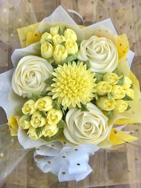 Meet Kerry Roberts: Cupcake Artist and Creator of Kerry’s Bouqcakes Yellow Cupcake Bouquet, Mother's Cake, Cupcakes Bouquet, Mini Pastelitos, Cupcake Flower Bouquets, Cupcakes Flores, Cupcakes Design, Cake Bouquet, Mini Torte