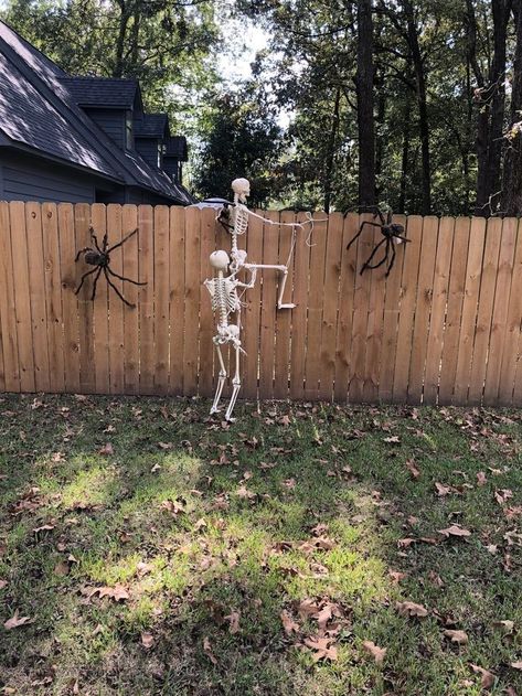 Halloween Fence Decorating Ideas, Halloween Skeletons Yard Scary, Skeleton Yard Display Ideas, Posing Skeletons Ideas, Skeleton Outdoor Halloween Decor, Skeletons Halloween Outdoor, Poseable Skeleton Ideas, Outdoor Skeleton Display, Skeleton Decorations Outdoor