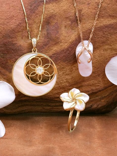 Mop Jewelry, Ballroom Jewelry, Island Lifestyle, Silk Kurti Designs, Minimal Gold, Inlay Jewelry, Diamond Pendant Sets, Mother Of Pearl Jewelry, Hawaiian Jewelry